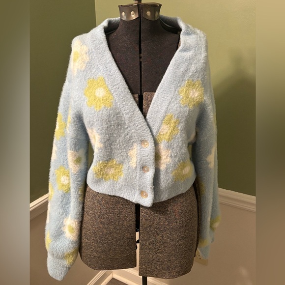 Kendall & Kylie Sweaters - 🌼Kendall & Kylie🌼 Fuzzy Flower Cardigan